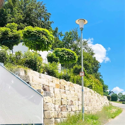 Trockenmauer als Beetabgrenzung