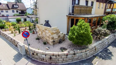 Trockenmauer als Beetabgrenzung